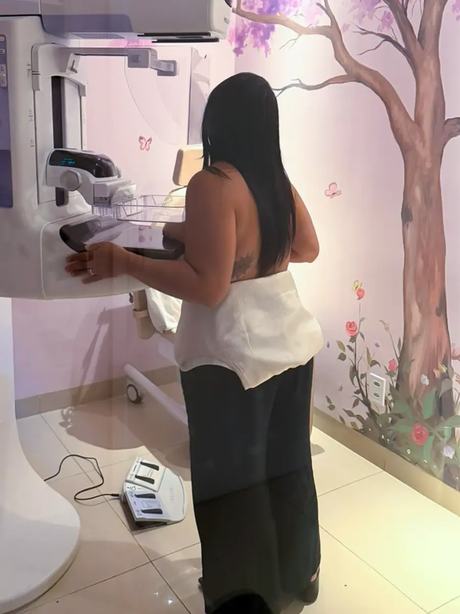 Paciente realizando mamografia digital na Clínica Preciore, em São Luís (MA)